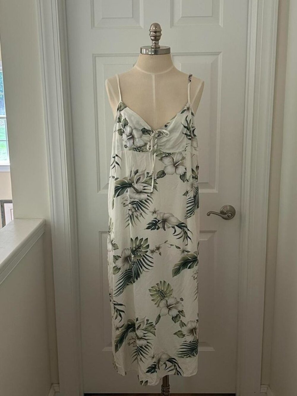 Winnie Fashion white & green floral maxi dress with tie front detail size 2XL